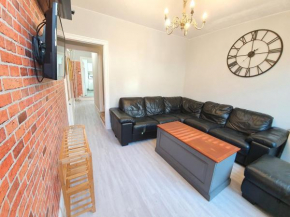 Victorian Home, 3BR, Airport, M1, 6 beds, sleeps 12